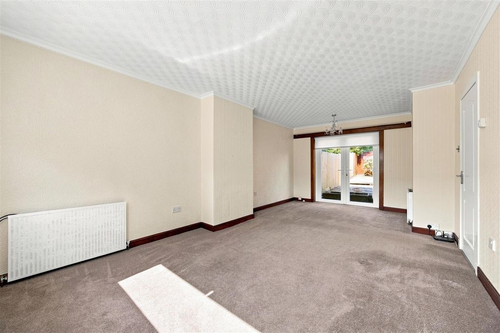 Property photo 2 of 15 06-7_Lammermoor_Crescent_Kirkintilloch _006.Jpg