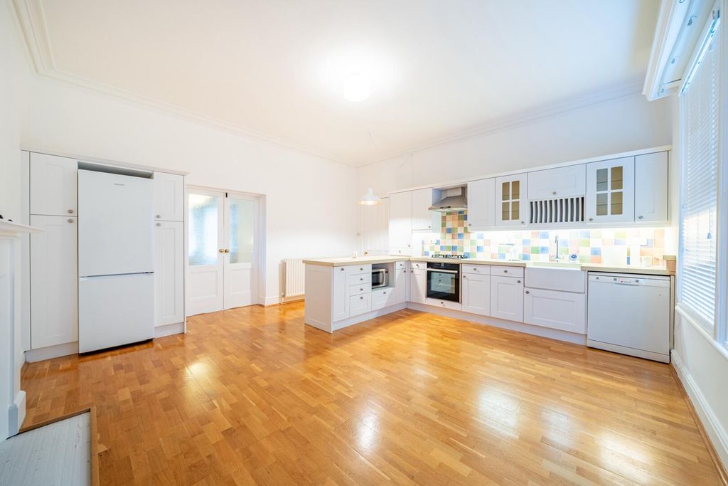 Additional image 8 of 3 bed flat for saleLincoln Circus, The Park NG7