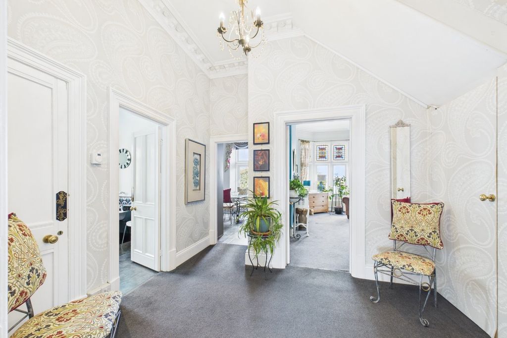 Property photo 3 of 28 Entrance Hall