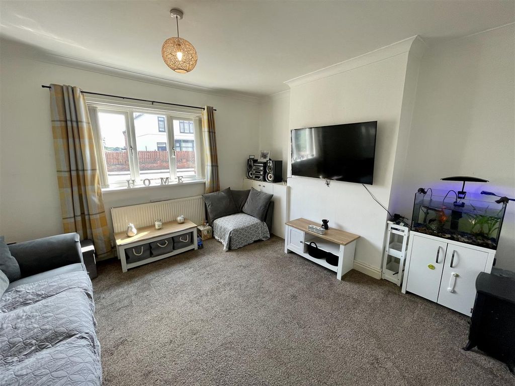 Property photo 2 of 12 Lounge