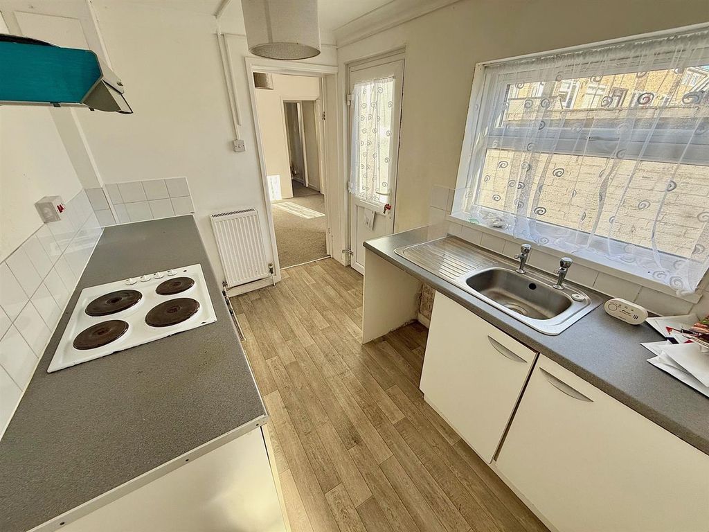 Property photo 3 of 7 Kitchen