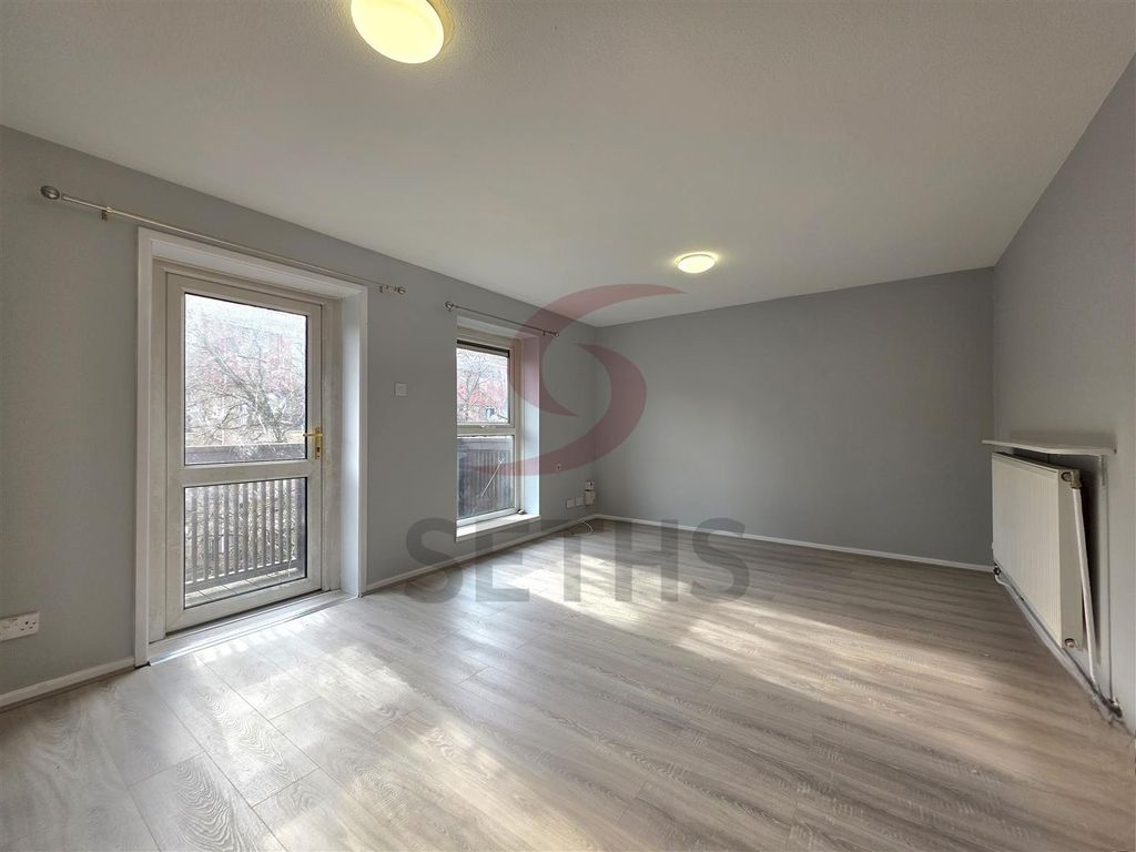 Property photo 1 of 10 Lounge