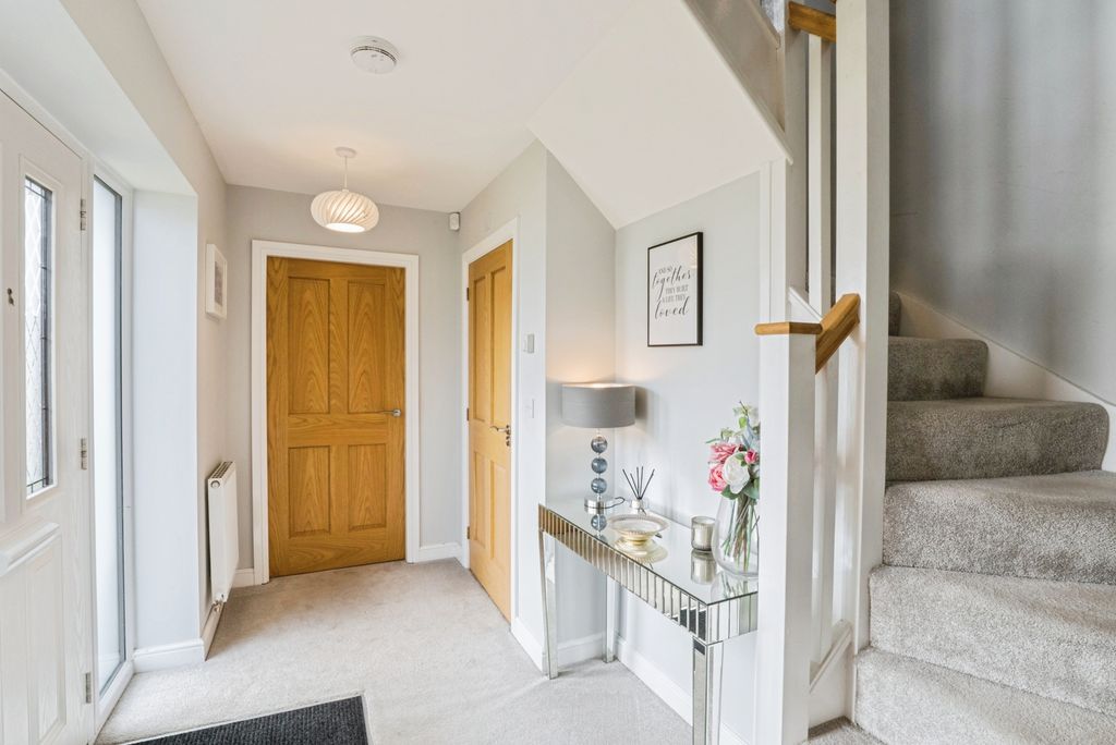 Property photo 3 of 27 Entrance Hallway