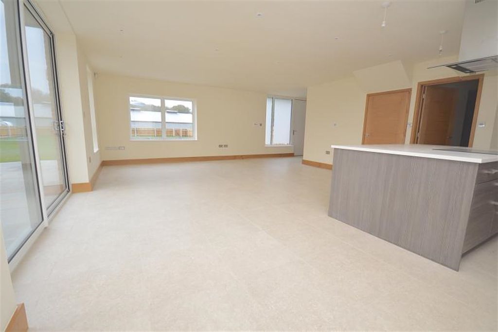 Property photo 3 of 16 Lounge