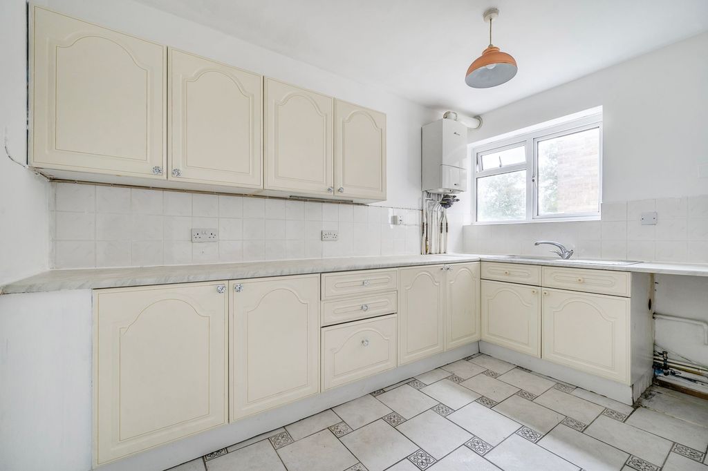 Property photo 3 of 10 Kitchen
