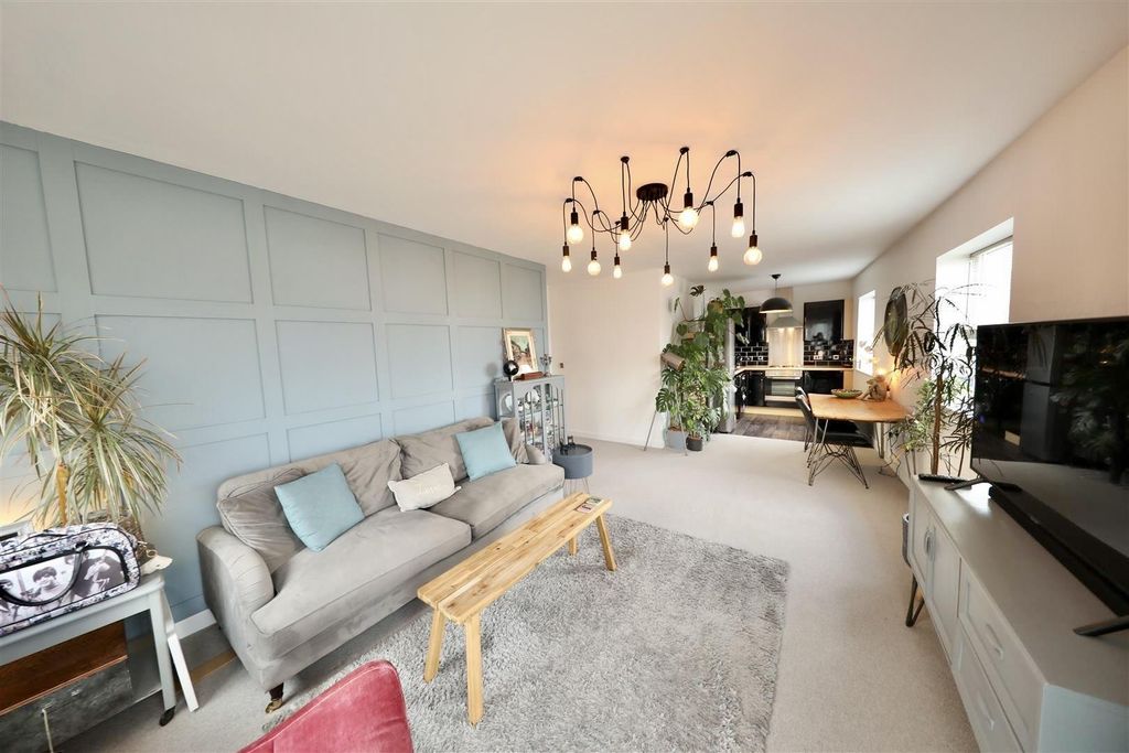 Property photo 2 of 17 Lounge