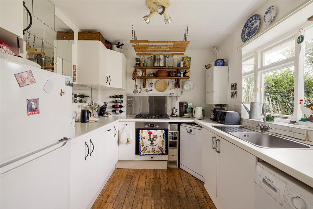 Property photo 3 of 29 Corbicum, E11