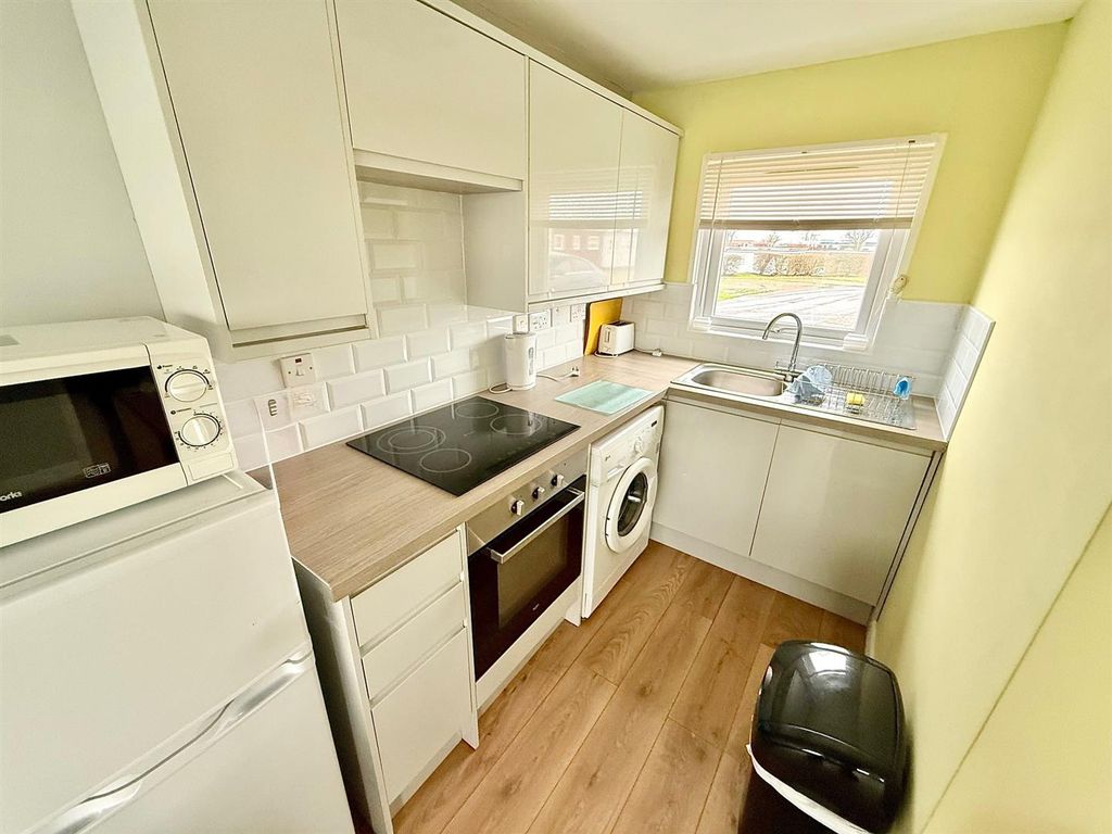 Property photo 3 of 9 Kitchen