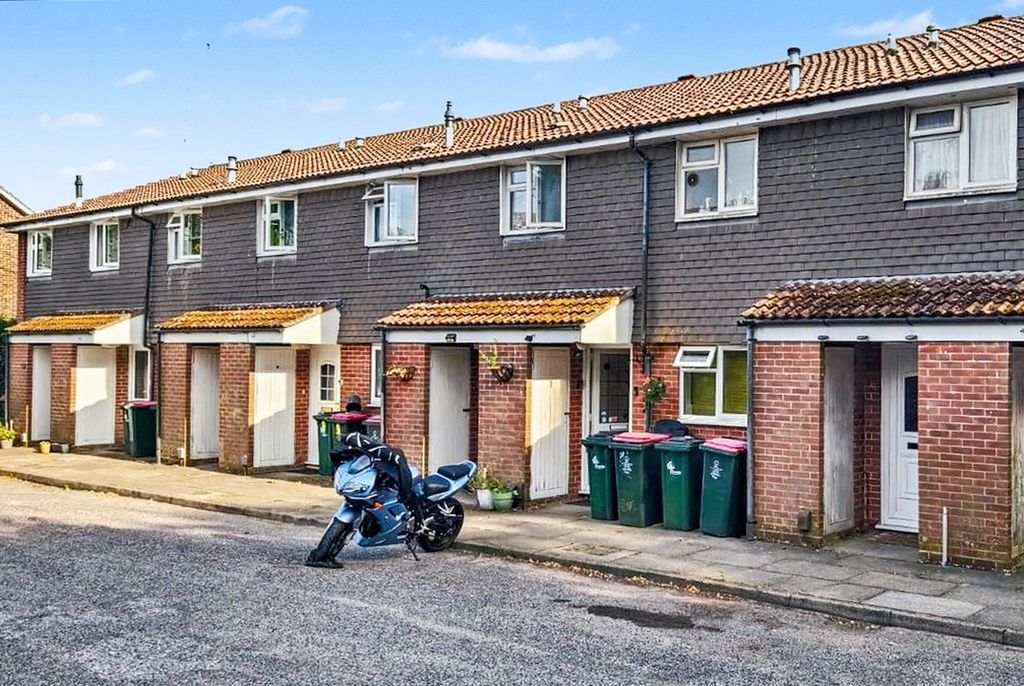 Property photo 1 of 10 2 Bedroom Flat In Southgate For Sale