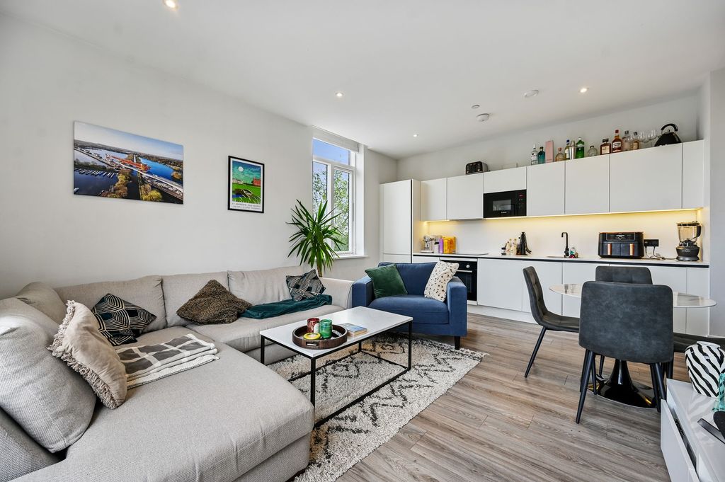 Property photo 2 of 8