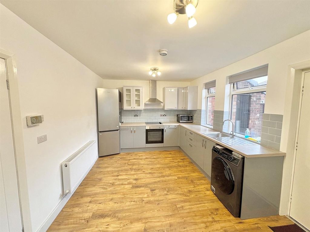 Property photo 3 of 9 Kitchen.Jpg