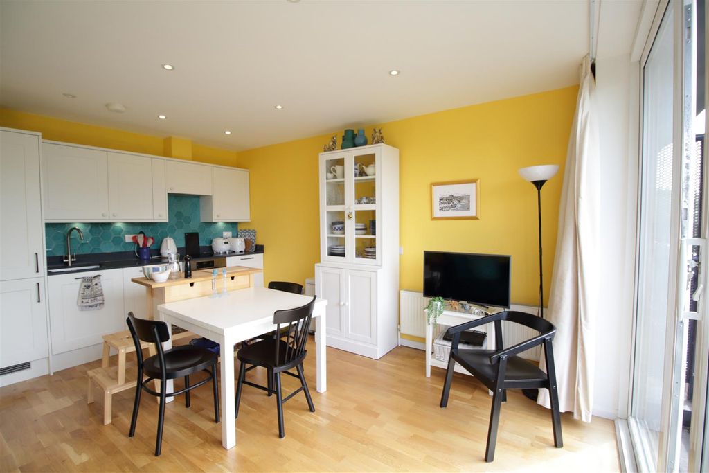 Property photo 3 of 11 Kitchen/Reception