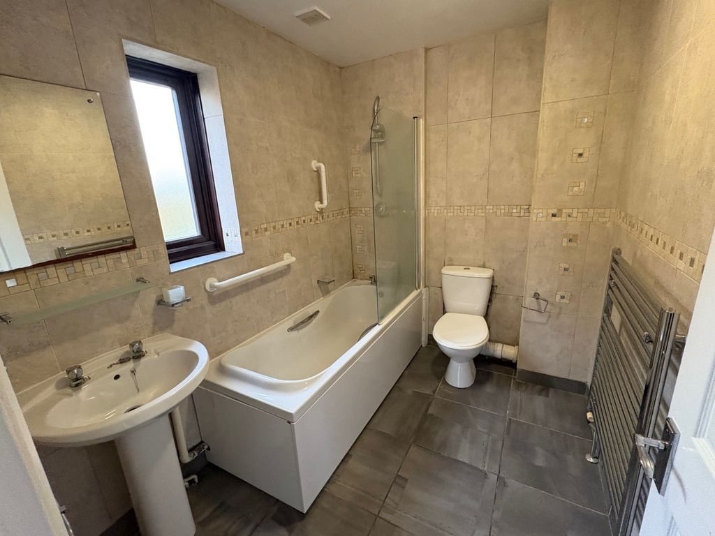 Property photo 2 of 12 Bathroom