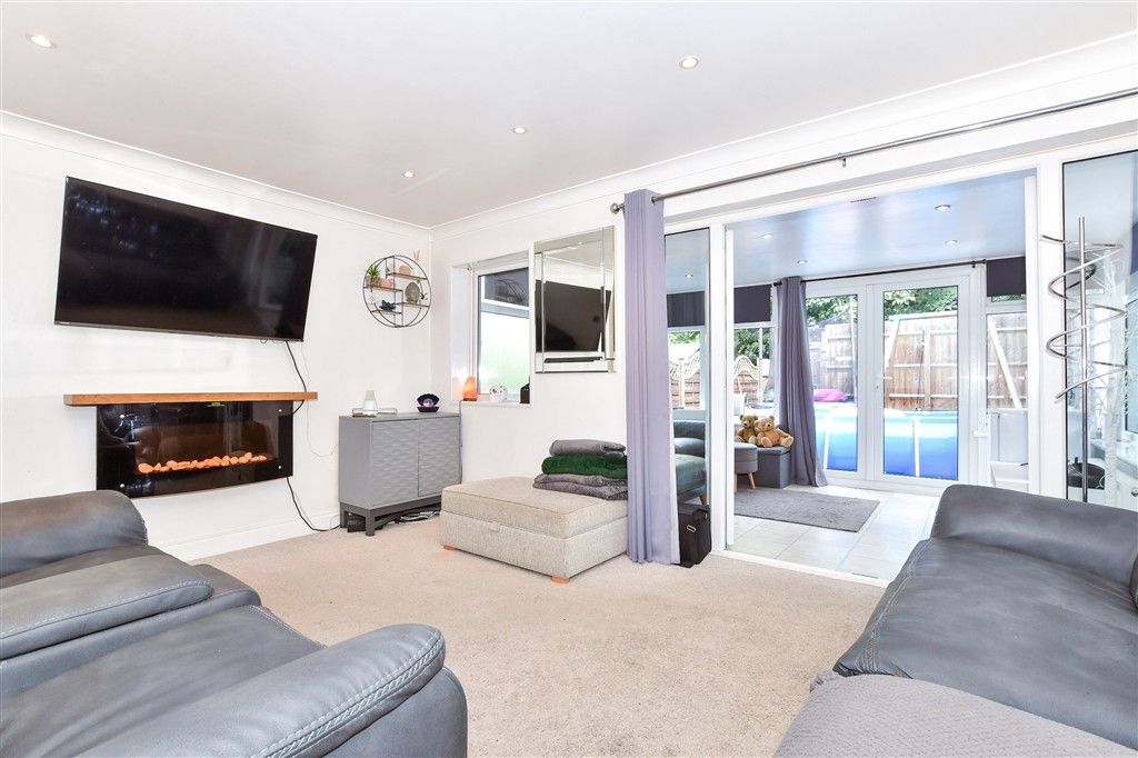 Property photo 3 of 14 Lounge