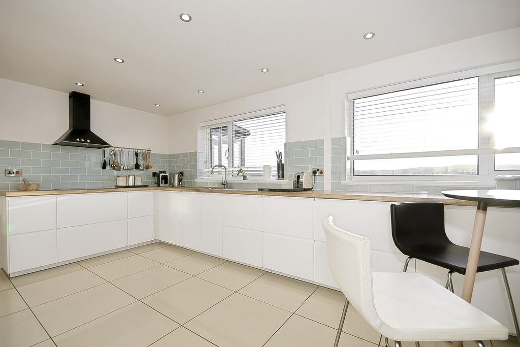 Property photo 3 of 30 Advert-07