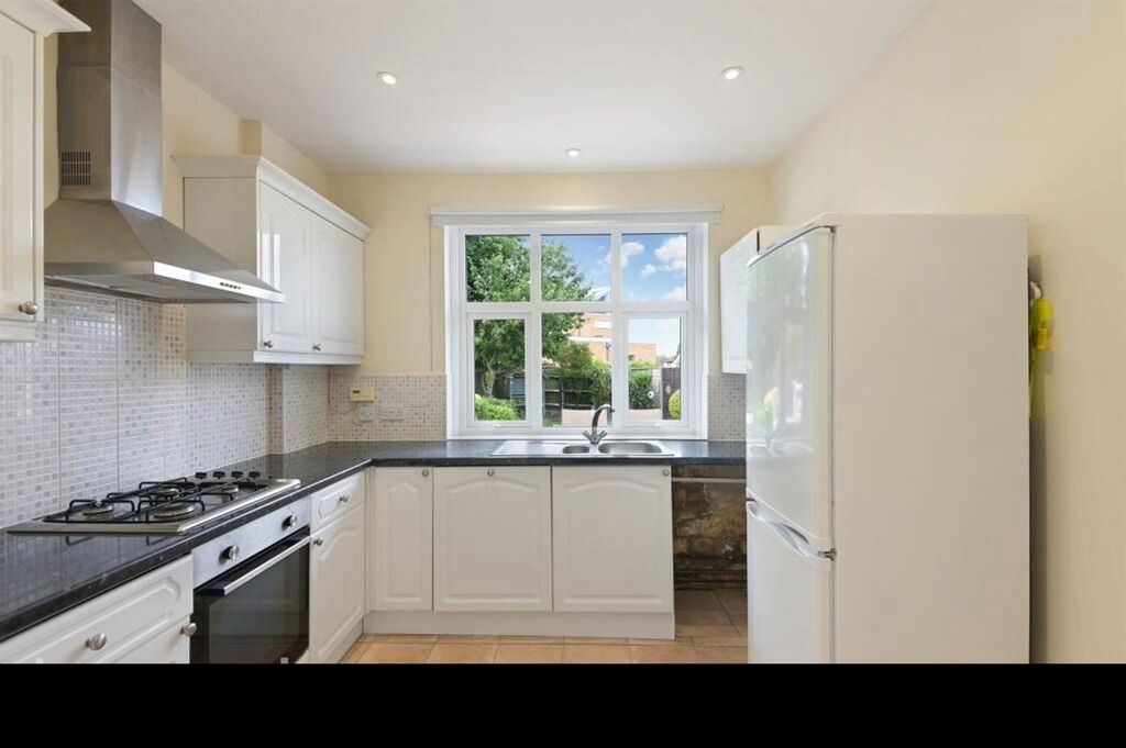 Property photo 3 of 12 Pams Way, Epsom - Kt19 0Ha