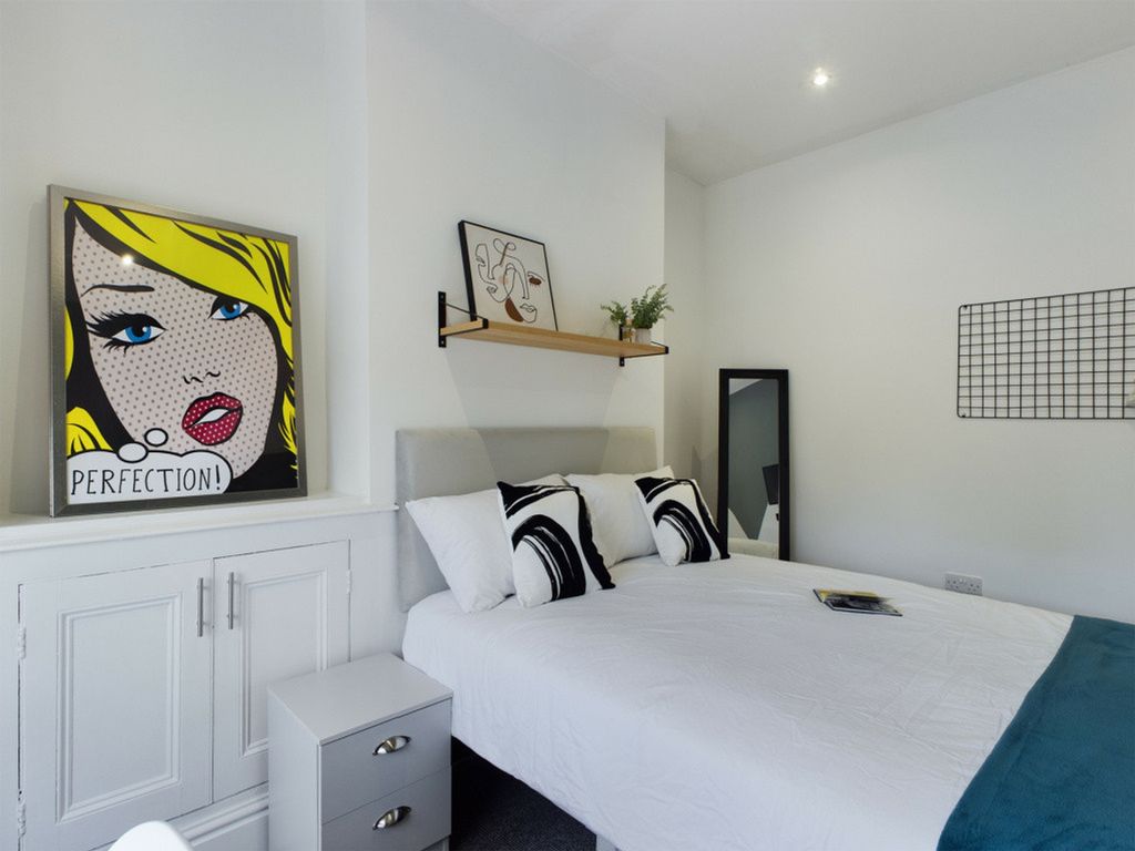 Property photo 3 of 7 A Stylish And Inviting Double Bedroom Featuring Mo...
