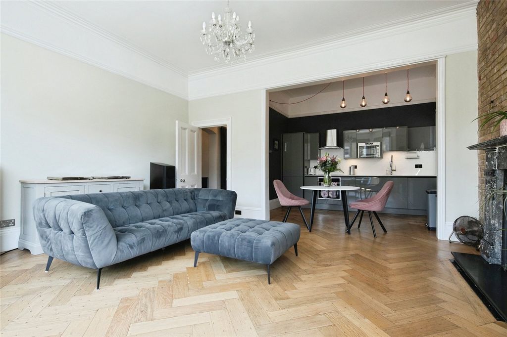 Property photo 3 of 15 Lounge