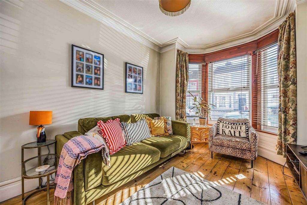 Property photo 3 of 18 68 Chasewater Avenue, Portsmouth-Small-Porticomark