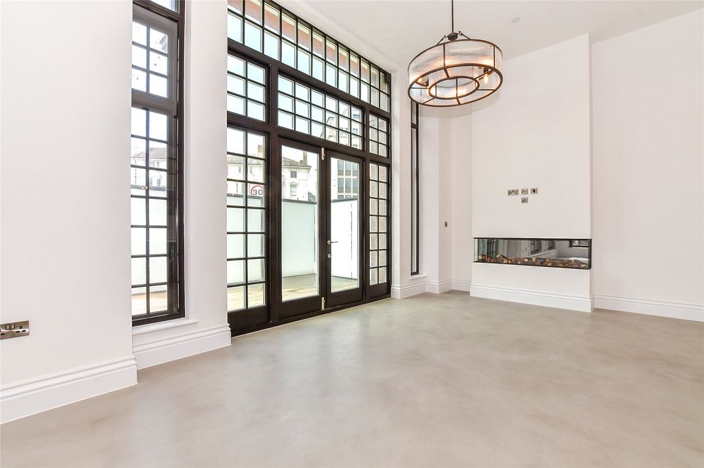 Property photo 3 of 11 Living / Dining