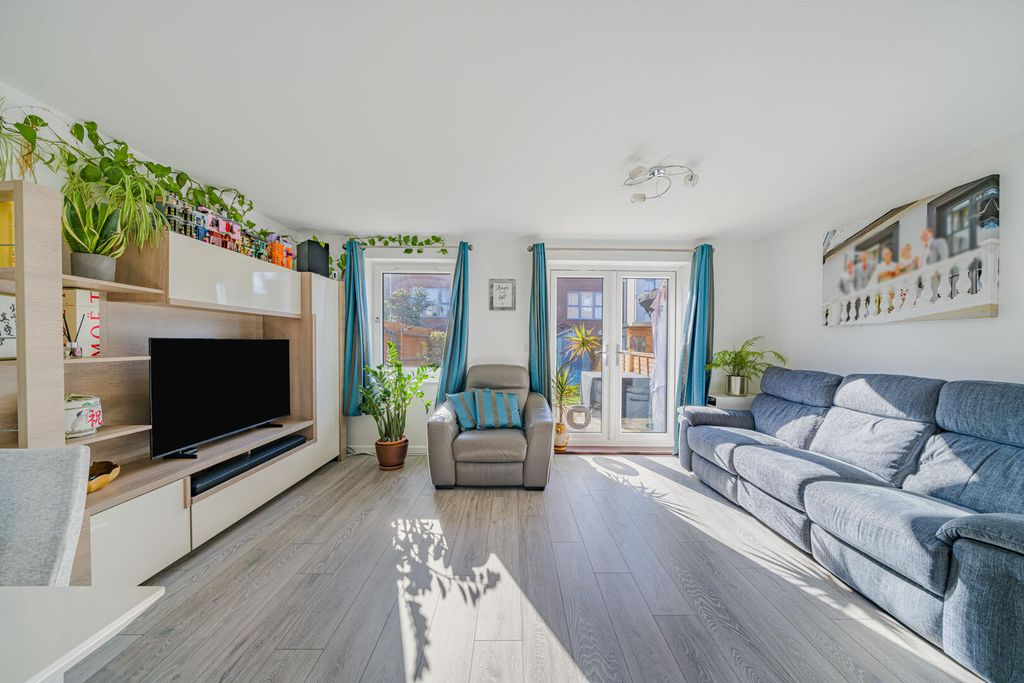 Property photo 2 of 27 Living Room