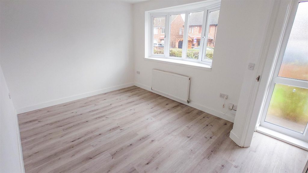 Property photo 3 of 13 Lounge