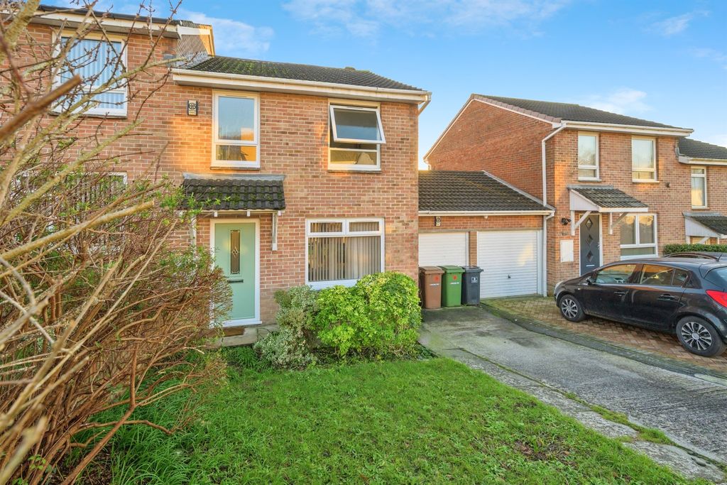 Property photo 2 of 21 Front Garden