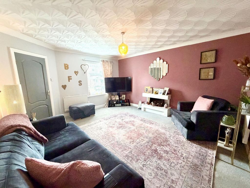 Property photo 2 of 12 Lounge