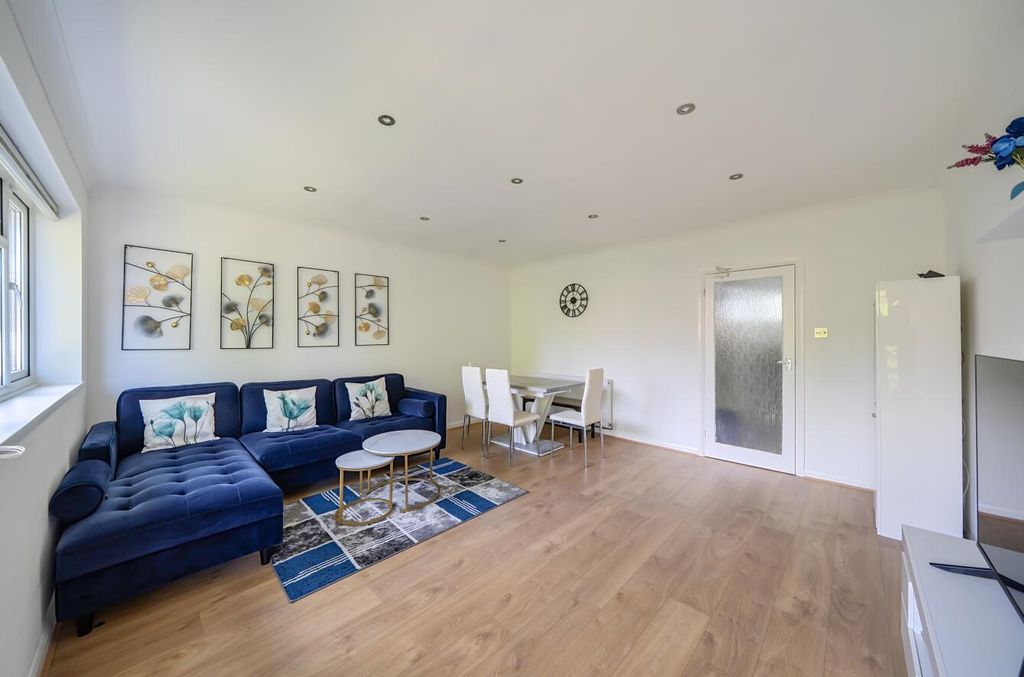 Property photo 3 of 11 Davidson Frost-Wellings, Dfw, Harriet Way, Wd23, L