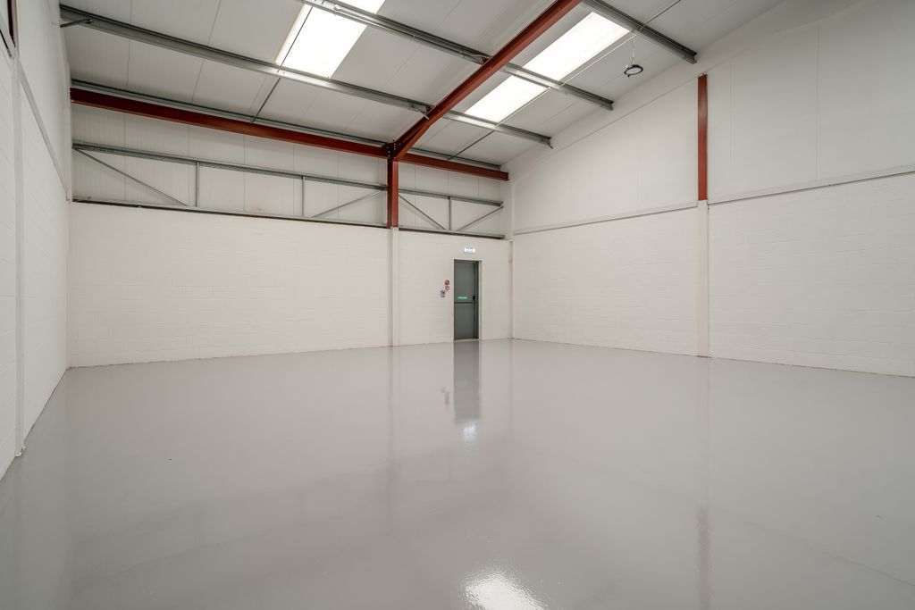 Property photo 3 of 17 8696645-Interior08-800