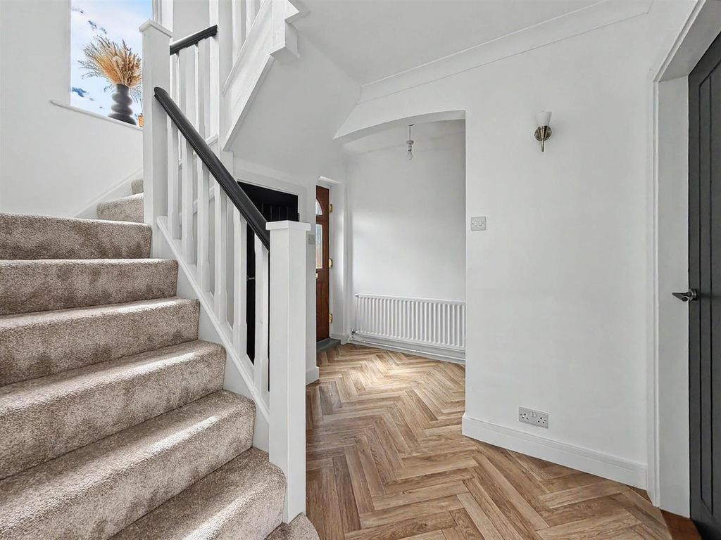 Property photo 2 of 27 Entrance Hallway