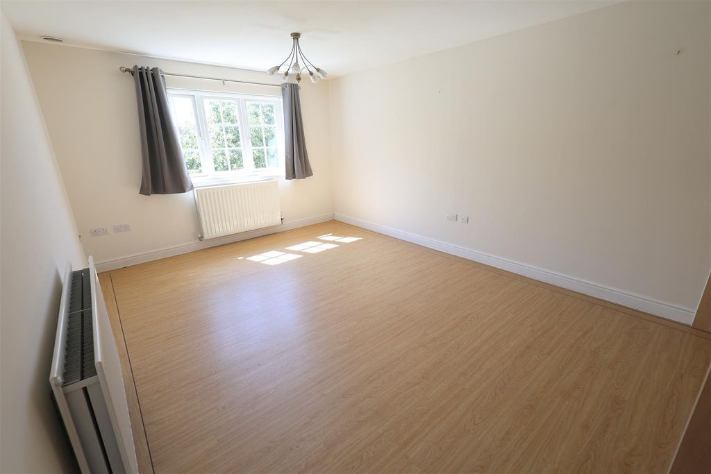 Property photo 3 of 24 Lng Living Space.Jpg