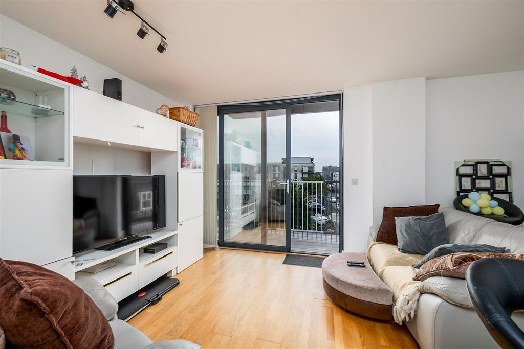 Property photo 3 of 16 Lounge