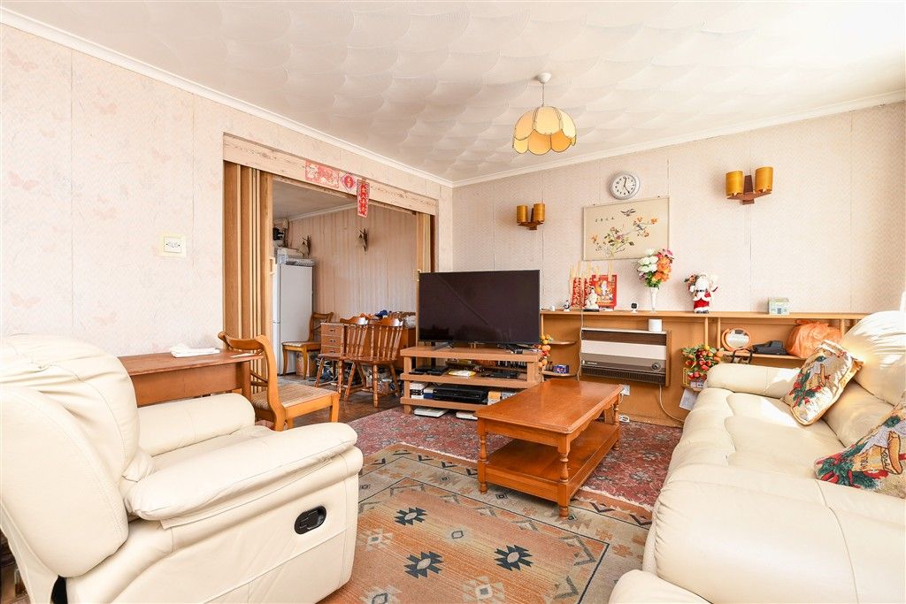 Property photo 3 of 11 Lounge