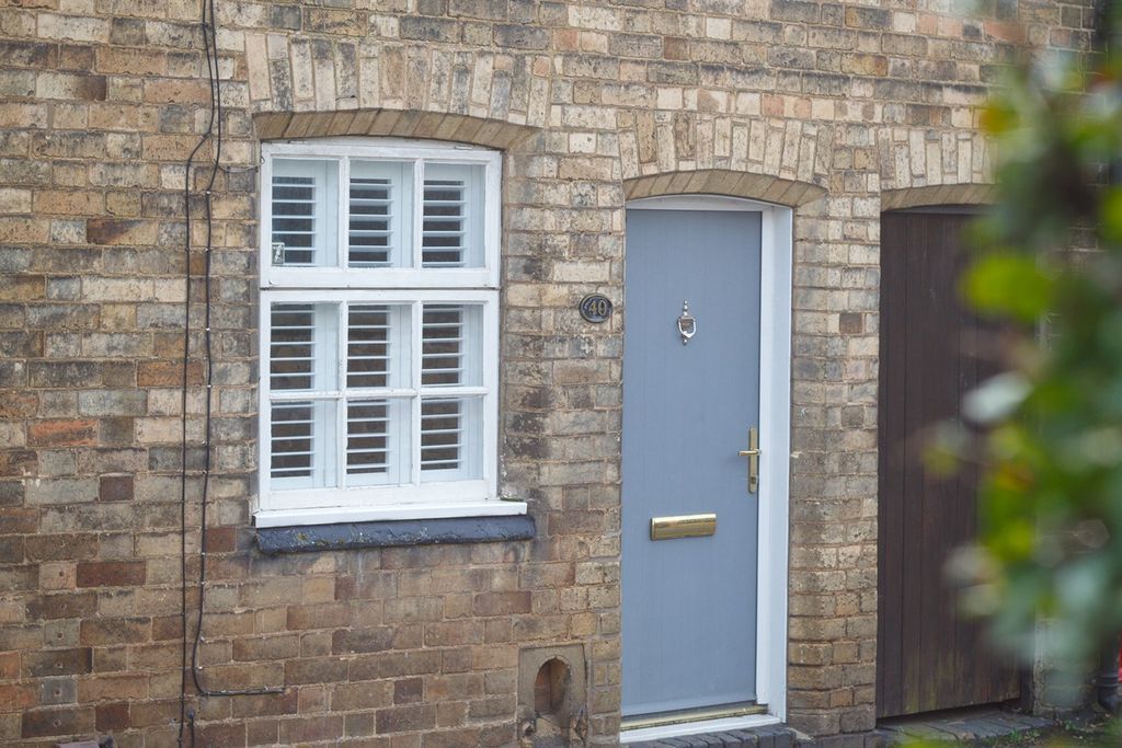 Property photo 2 of 21 Woodgate