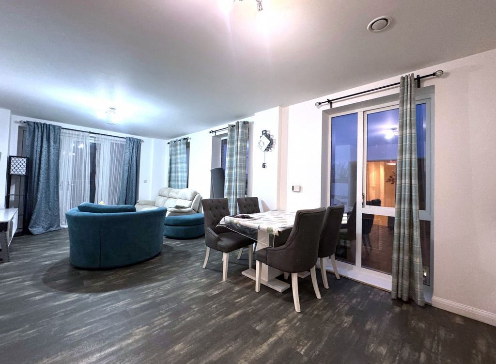 Property photo 1 of 8 2 Bedroom Flat