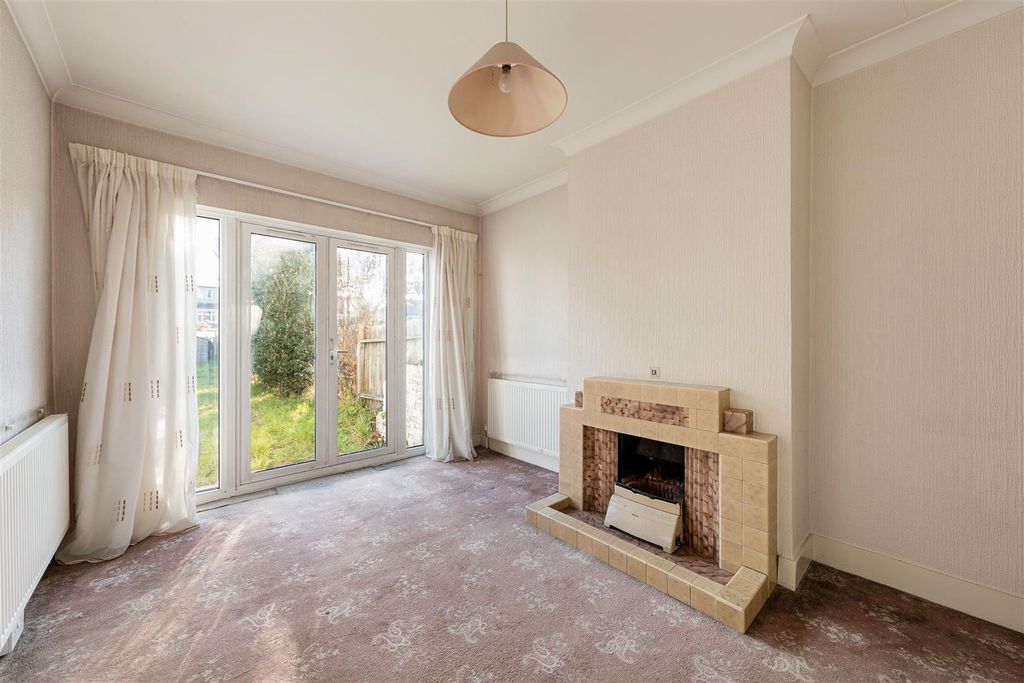 Property photo 3 of 31 New Road, E4