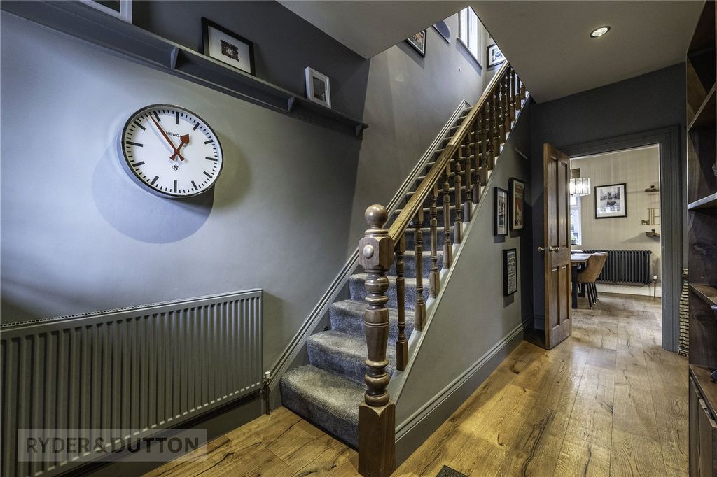 Property photo 2 of 18 Hallway