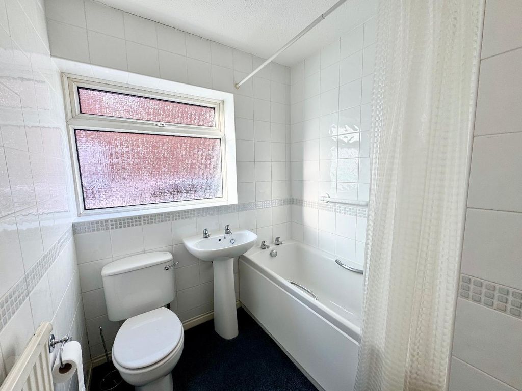 Property photo 2 of 8 Bathroom