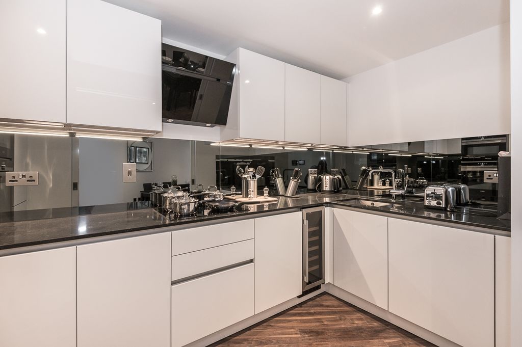 Property photo 3 of 9 Fitted Kitchen