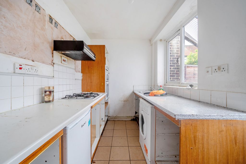 Property photo 3 of 11 Kitchen
