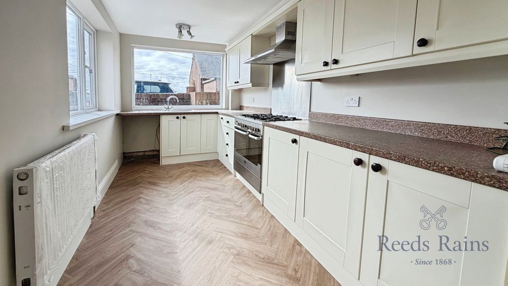 Property photo 3 of 11 Kitchen