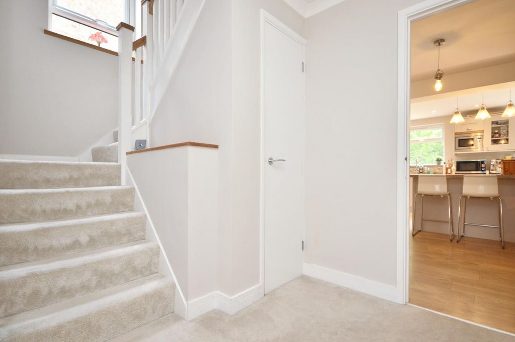 Property photo 2 of 34 Entrance Hall