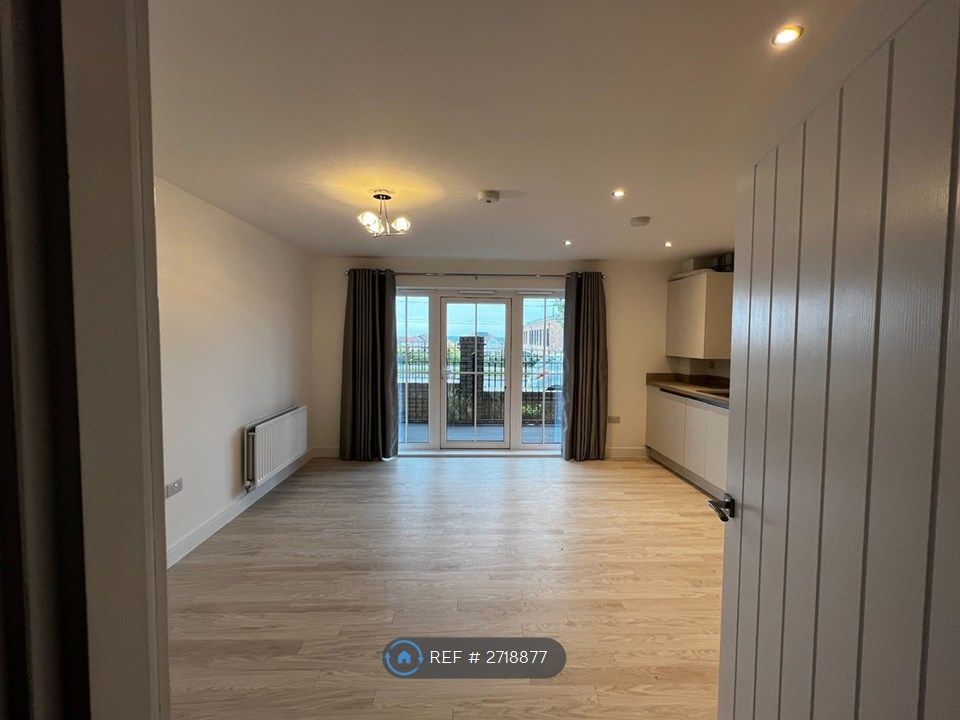 Property photo 2 of 10 Hallway