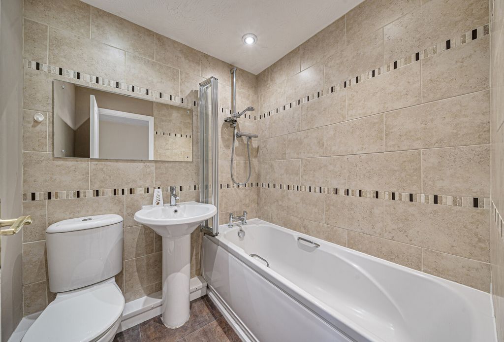 Property photo 3 of 19 Bathroom
