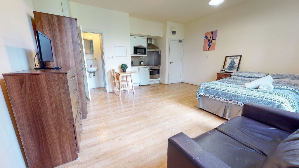 Property photo 1 of 8 Bedroom