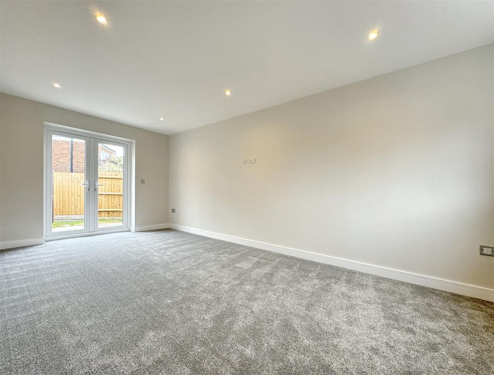 Property photo 3 of 12 Lounge
