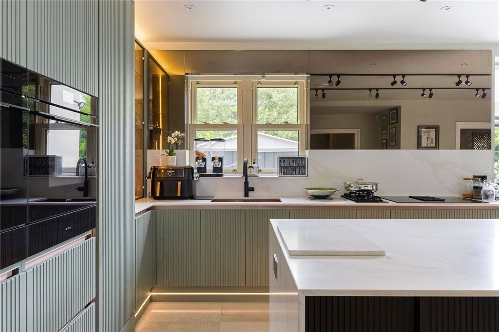 Property photo 3 of 21 Kitchen