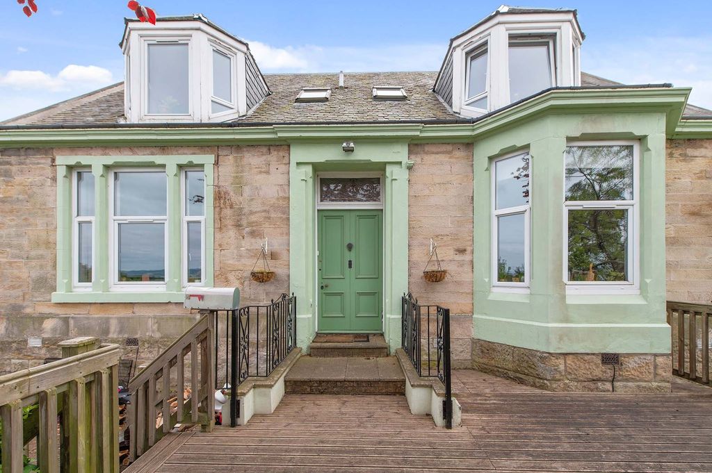 Property photo 2 of 32