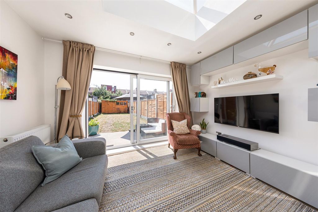 Property photo 3 of 31 Shelley Avenue, E12